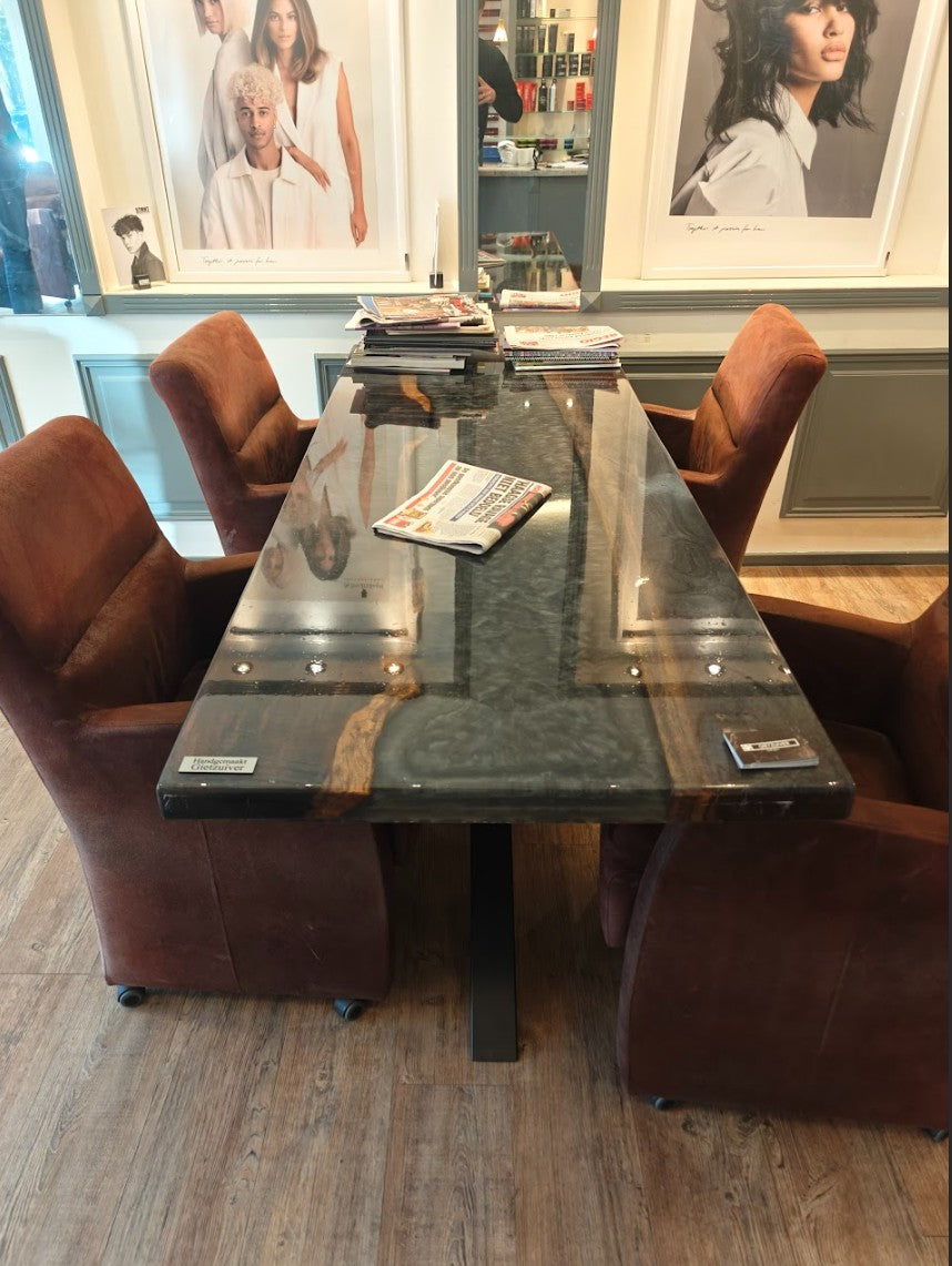 Tafel op maat laten maken in Haarlem. Rokerig grijze kleur met hout